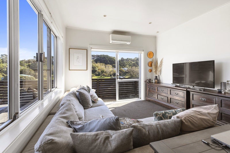 9 Baden Road, Hataitai, Wellington - Carousel 1