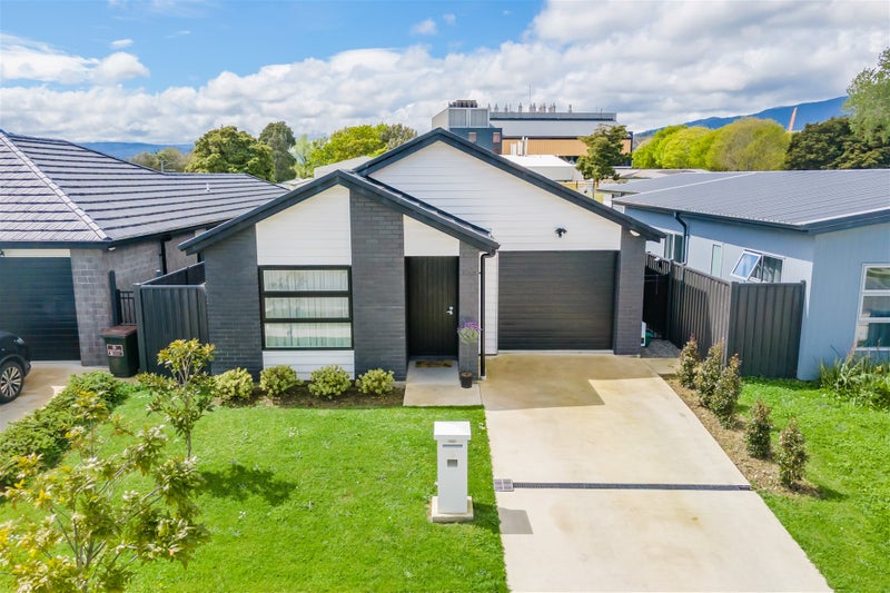 6 Te Kaeaea Crescent, Wallaceville, Upper Hutt - Carousel 1
