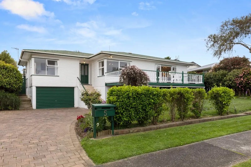 5 Edgar Pearce Place, Howick, Auckland - Carousel 1