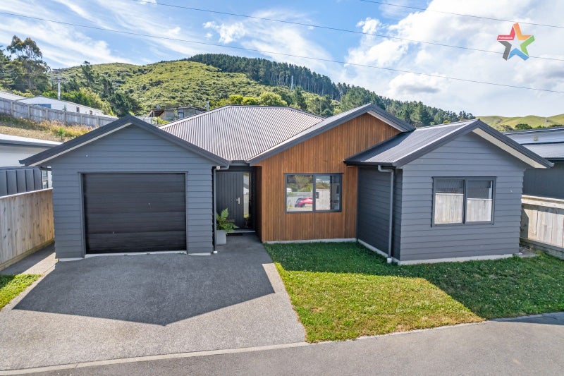 8 Richard Sadleir Way, Belmont, Lower Hutt - Carousel 1