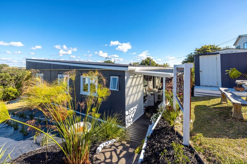 5 Wellington Road, Surfdale, Waiheke Island - Carousel 1