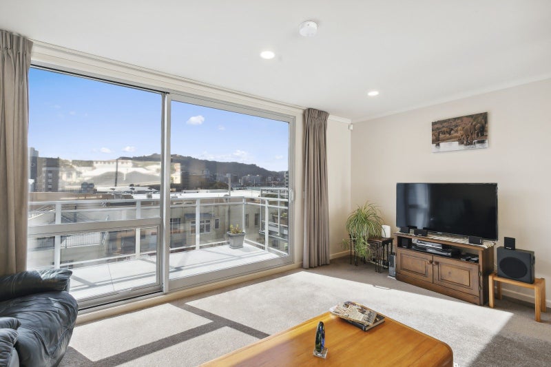 13/15 Roxburgh Street, Mount Victoria, Wellington - Carousel 2