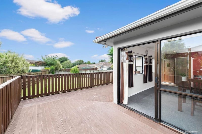 32 Trojan Crescent, New Lynn, Auckland - Carousel 2