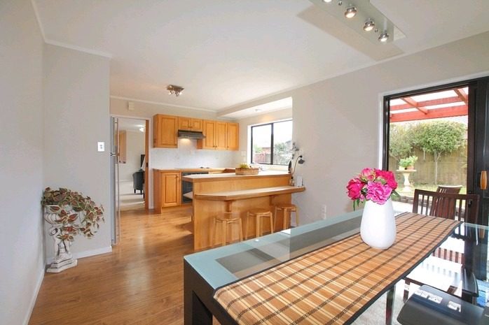 18 Pinewood Grove, Botany Downs, Auckland - Carousel 2