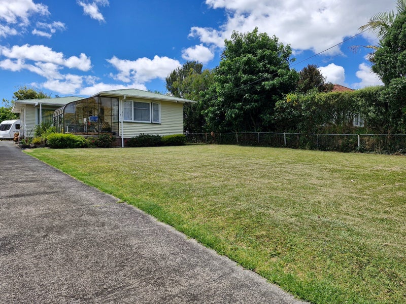 817 Te Atatu Road, Te Atatu Peninsula, Auckland - Carousel 1