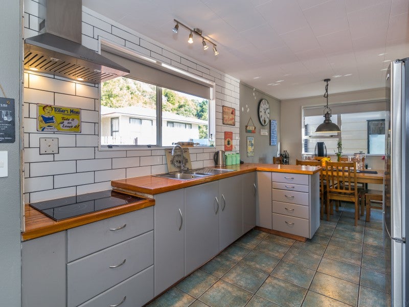 10 Garnet Grove, Birchville, Upper Hutt - Carousel 2