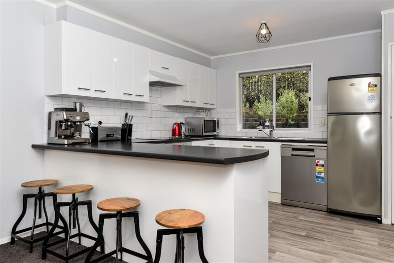 8 Exeter Street, Glenview, Hamilton - Carousel 2