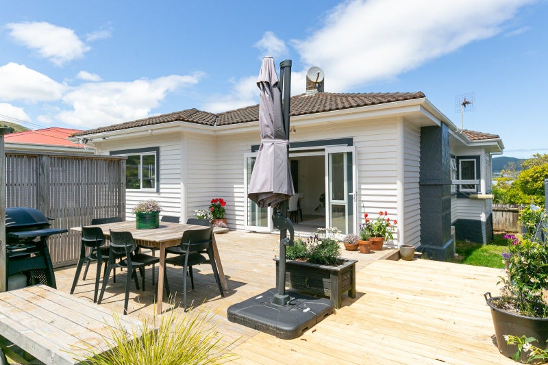 8 Mexted Terrace, Tawa, Wellington - Carousel 1