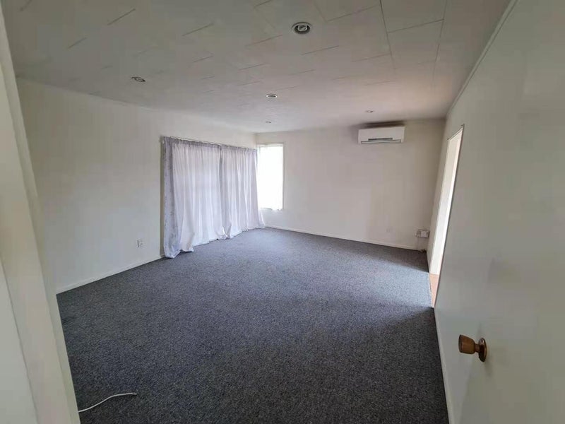 33 Cockayne Crescent, Sunnynook, Auckland - Carousel 2