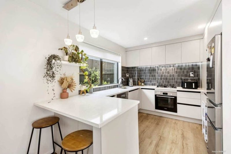 112E Hutchinson Avenue, New Lynn, Auckland - Carousel 2