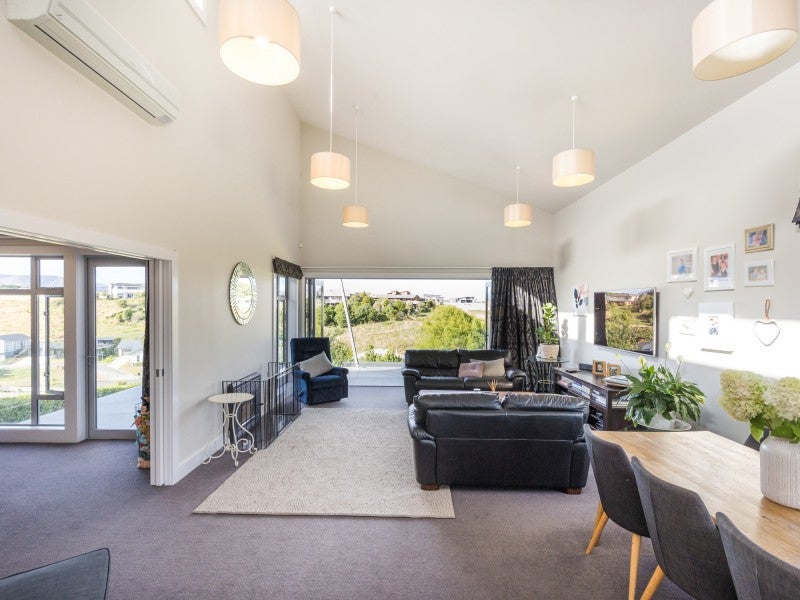 11 Vaucluse Heights, Fitzherbert, Palmerston North - Carousel 2