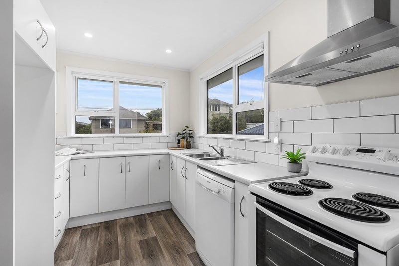 11 Wakefield Terrace, Tawa, Wellington - Carousel 2