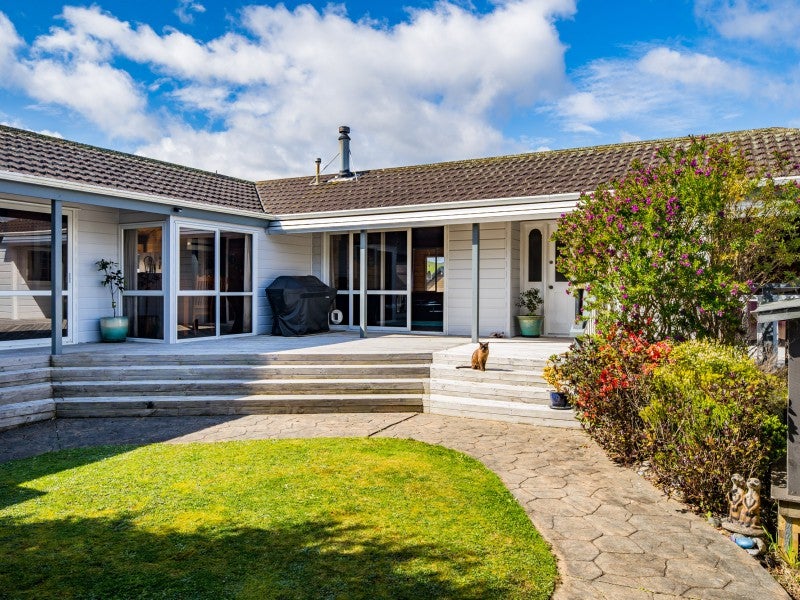 8 Westridge, Camborne, Porirua - Carousel 1