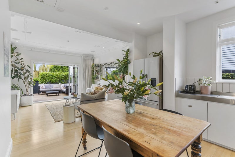 2/75 Queen Street, Northcote Point, Auckland - Carousel 1