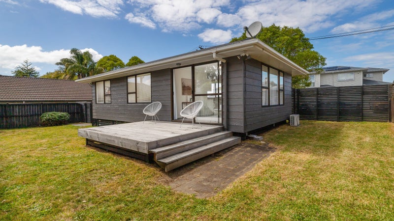 10 Wakatipu Street, Point Chevalier, Auckland - Carousel 1