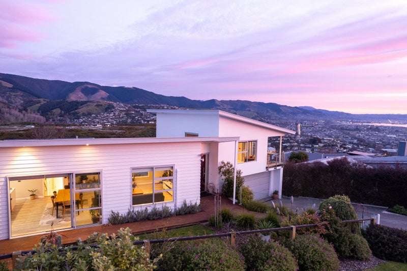 6 Heemskerck Place, Britannia Heights, Nelson - Carousel 2