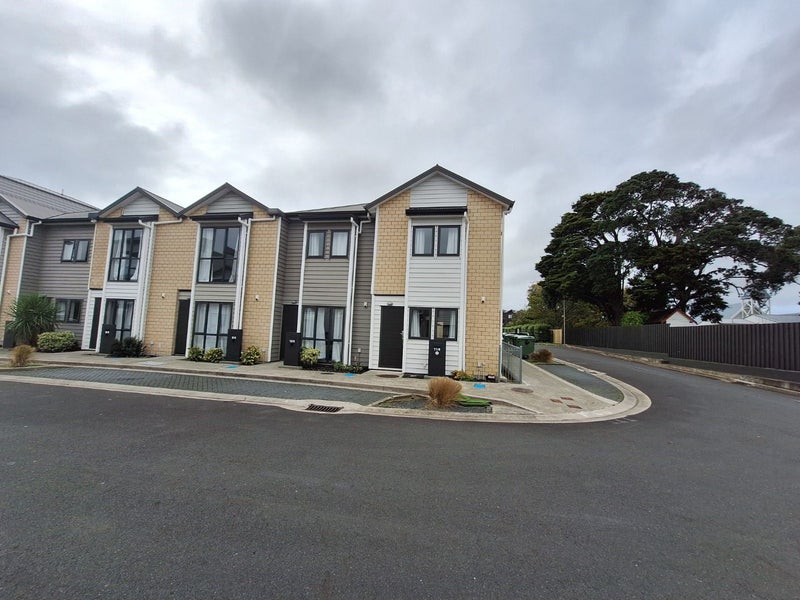 10/4 Wallson Crescent, Wiri, Auckland - Carousel 1