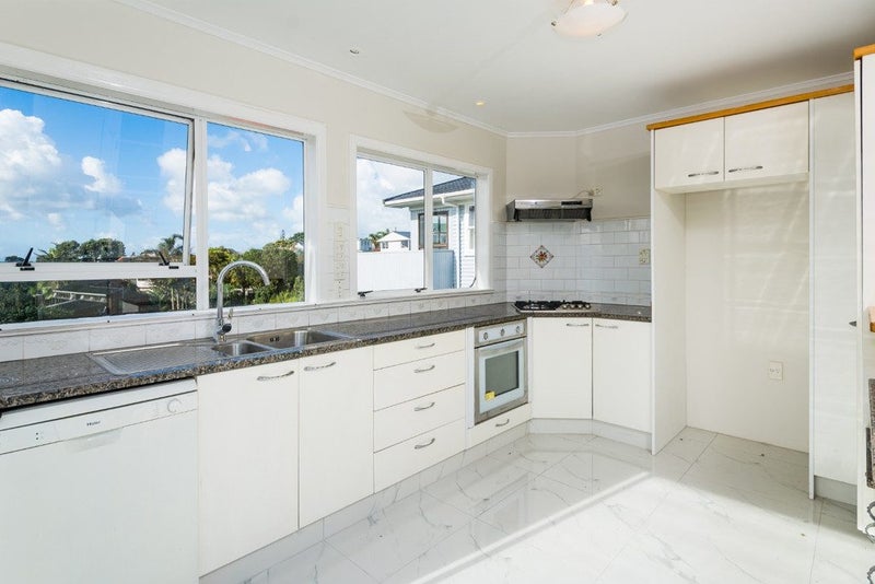 3 Clematis Avenue, Murrays Bay, Auckland - Carousel 2