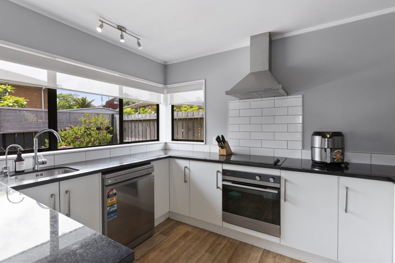 1/14 Prince Regent Drive, Half Moon Bay, Auckland - Carousel 2