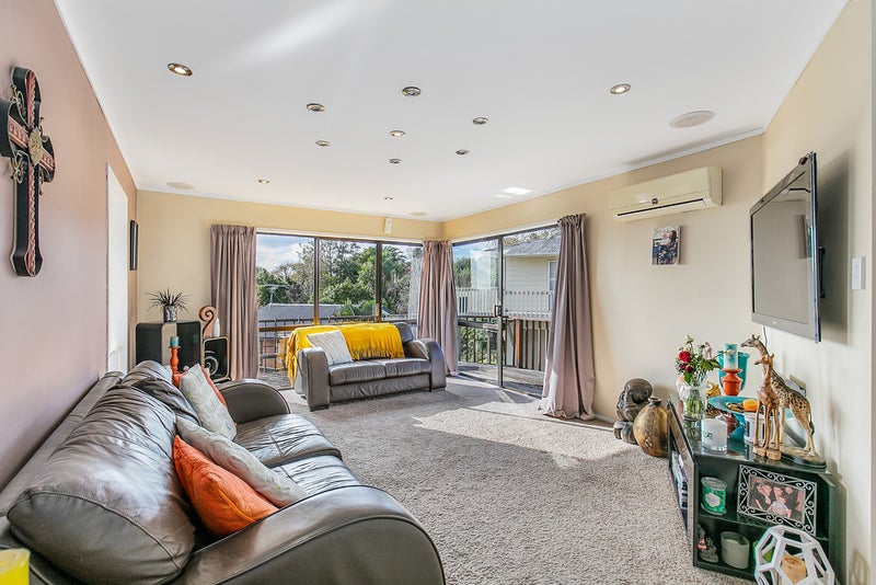 1/124 Sunset Road, Unsworth Heights, Auckland - Carousel 2