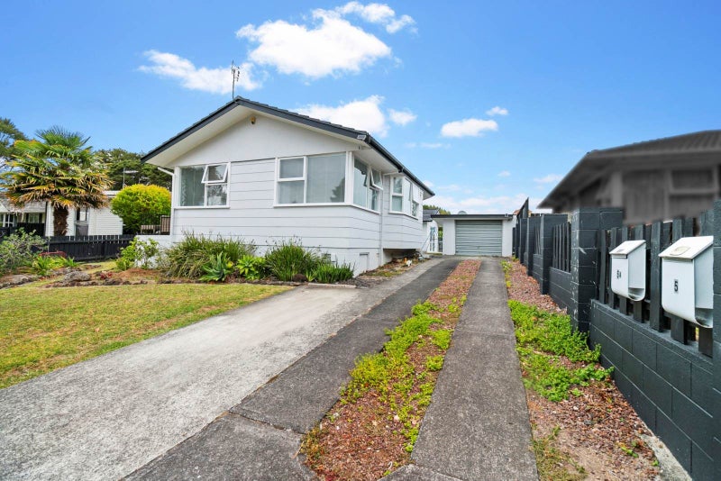 5 Blythe Place, Glendene, Auckland - Carousel 1