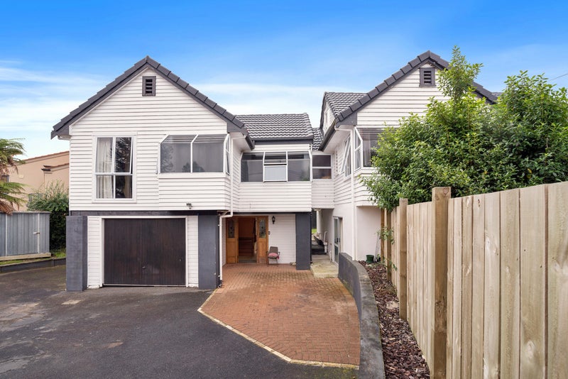 22 Grand Vue Road, Kawaha Point, Rotorua - Carousel 1