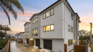 1/684 Te Atatu Road, Te Atatu Peninsula, Auckland - Carousel 1