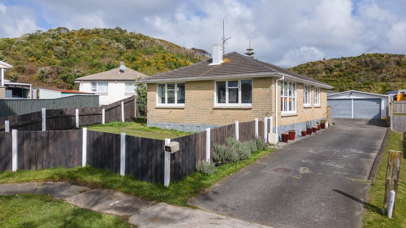 30 Surprise Place, Cannons Creek, Porirua - Carousel 1
