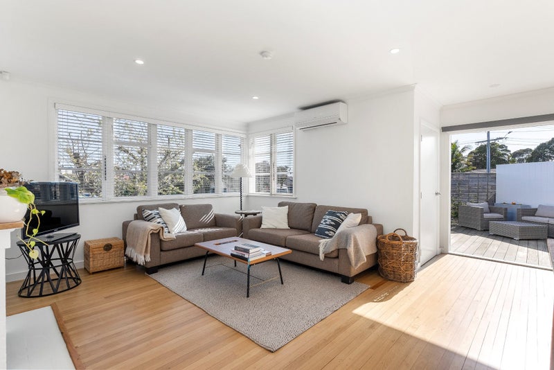 17 Anderson Avenue, Point England, Auckland - Carousel 2