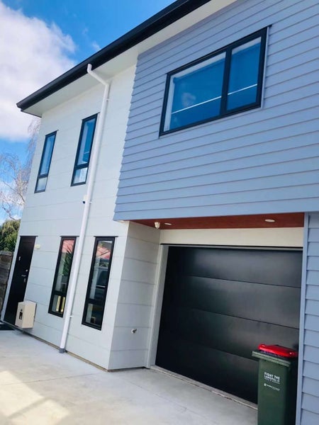 6/11 Gazeley Avenue, Silverdale, Hamilton - Carousel 1