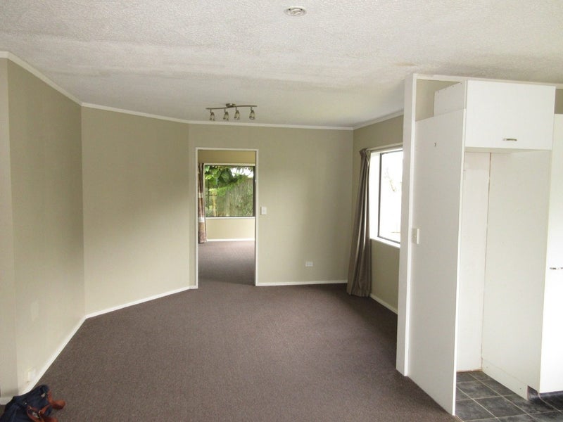 22 Saint James Drive, Huntington, Hamilton - Carousel 7