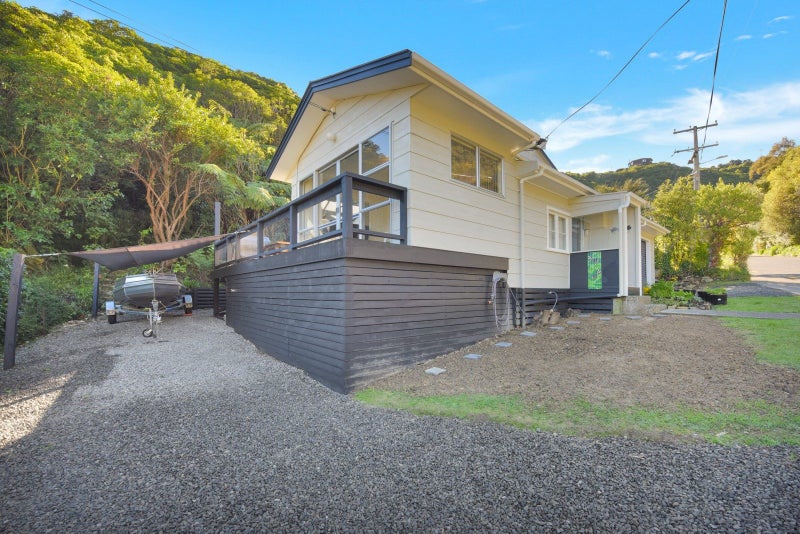 12 Arthur Crescent, Waikawa, Picton - Carousel 2
