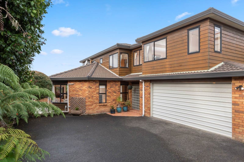 2/5 Clematis Avenue, Murrays Bay, Auckland - Carousel 1