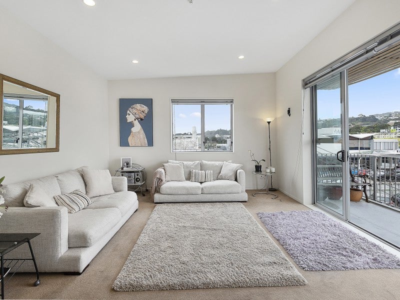 17D Hania Street, Mount Victoria, Wellington - Carousel 2