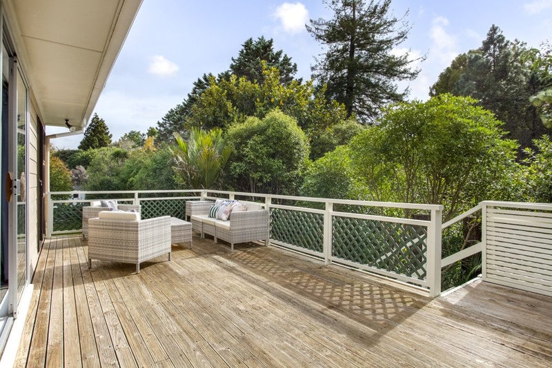 9 The Grove, Titirangi, Auckland - Carousel 1