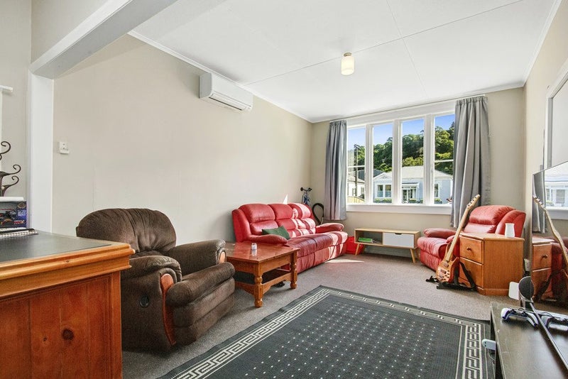 16 Riddlers Crescent, Petone, Lower Hutt - Carousel 2