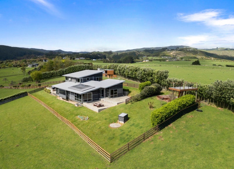 33 Oram Drive, Turitea, Palmerston North - Carousel 1