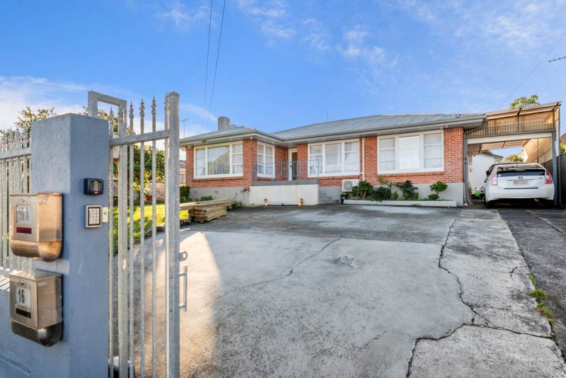 16 Farnborough Crescent, Mangere, Auckland - Carousel 1