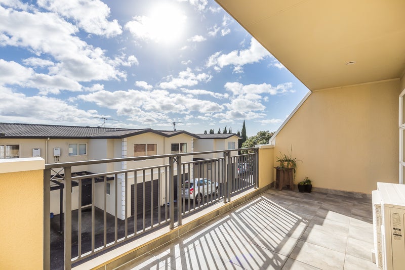 5/11 Spencer Road, Oteha, Auckland - Carousel 1