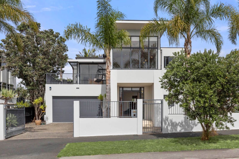 15 Hamana Street, Narrow Neck, Auckland - Carousel 1