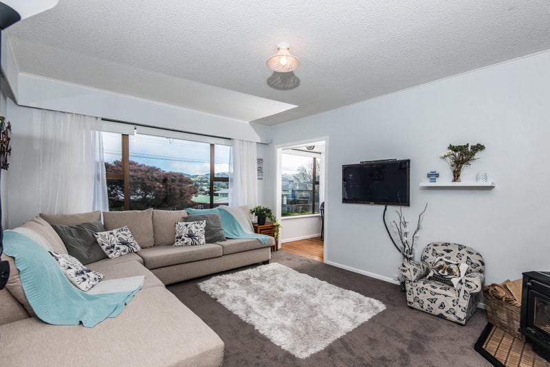 10 Beazley Avenue, Paparangi, Wellington - Carousel 1