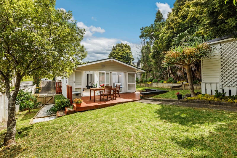 2/2 Selwyn Crescent, Forrest Hill, Auckland - Carousel 1