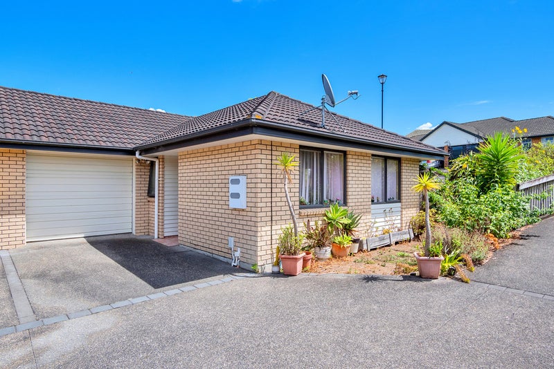 18 Regents Park Place, Westgate, Auckland - Carousel 1