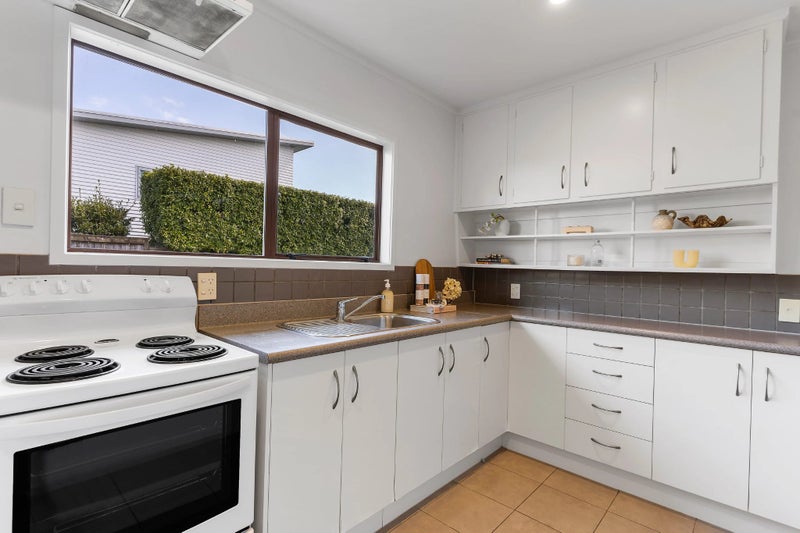 2/15 Seaview Terrace, Mount Albert, Auckland - Carousel 1