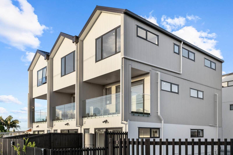 7/113 Te Atatu Road, Te Atatu South, Auckland - Carousel 1