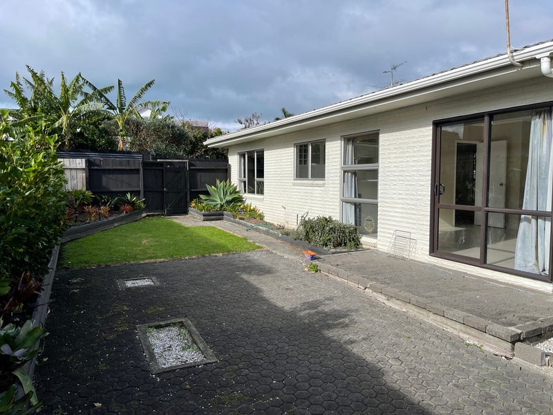 2/12 Clovelly Road, Bucklands Beach, Auckland - Carousel 1