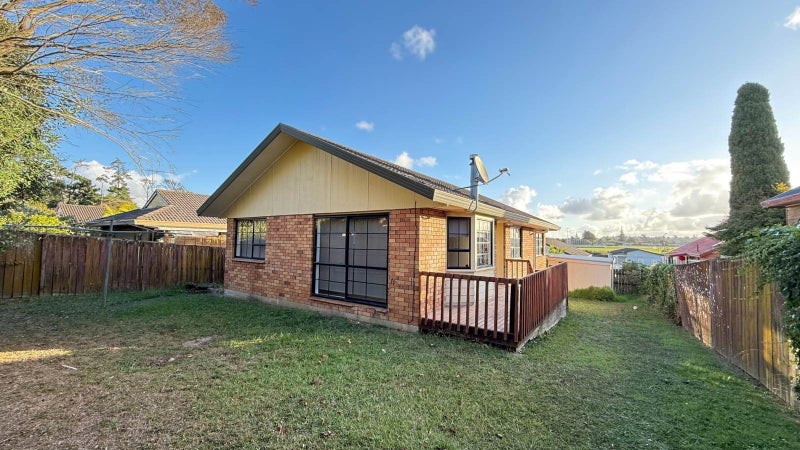 2/18 De Quincey Terrace, Highland Park, Auckland - Carousel 1