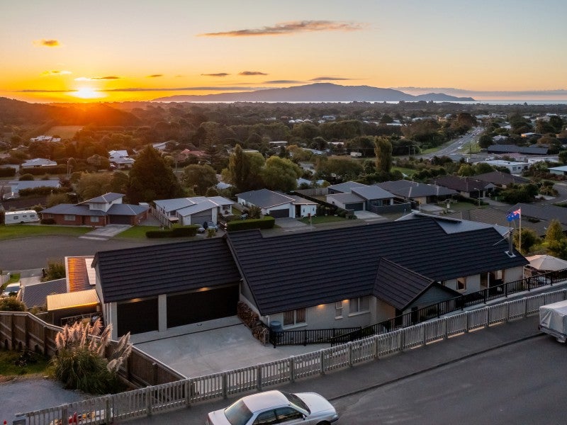 72 Kakariki Grove, Waikanae - Carousel 1