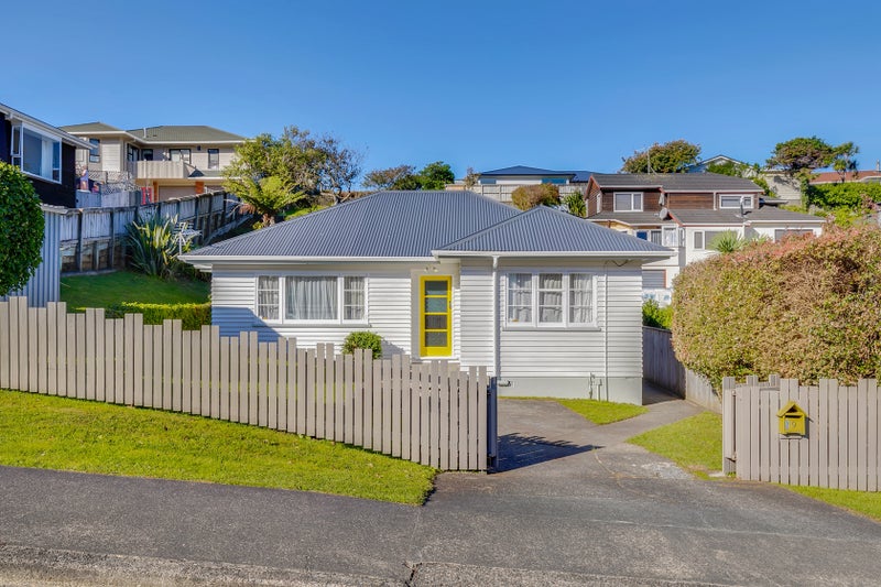 9 Roy Street, Tawa, Wellington - Carousel 1