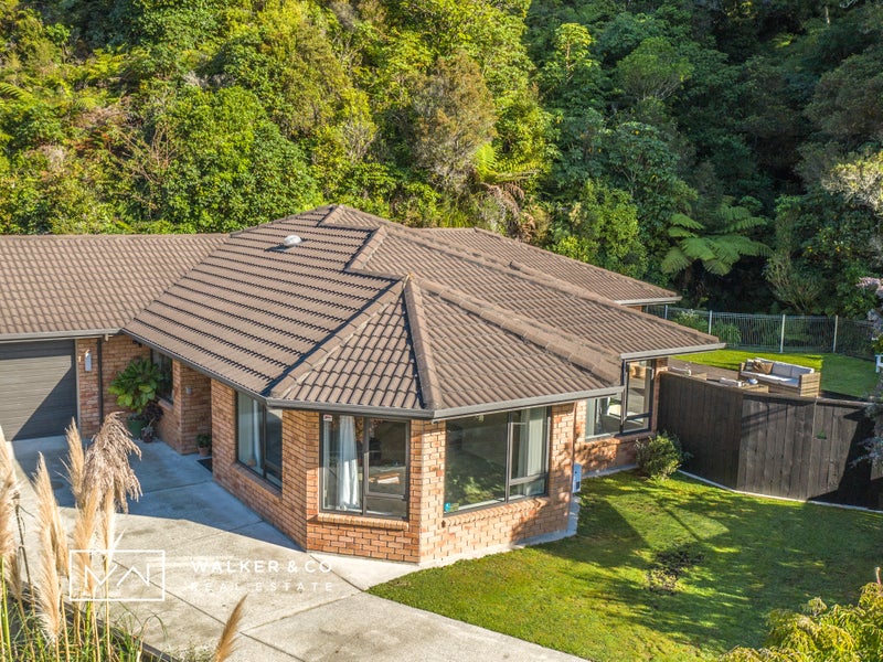 30 Aragon Grove, Kingsley Heights, Upper Hutt - Carousel 1